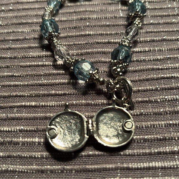 Elegant Blue and Silver Locket Bracelet, great condition - Picture 3 of 7